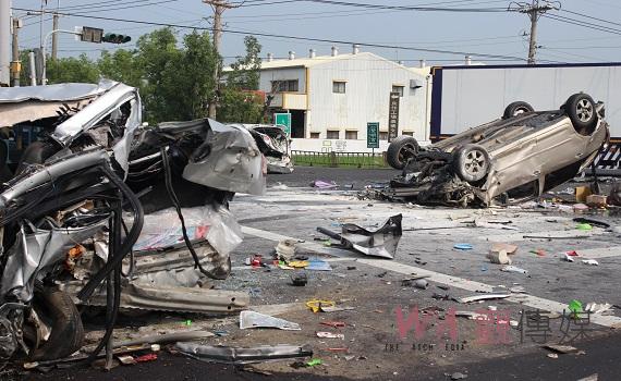 台一豐田工業區路口重大車禍    停等紅燈遭追撞釀1死4傷