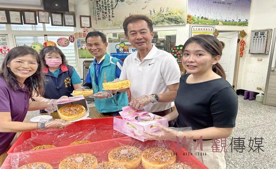 大村鄉大橋社區協會感謝媽媽關懷獨居長輩 餽贈蛋糕歡喜慶佳節