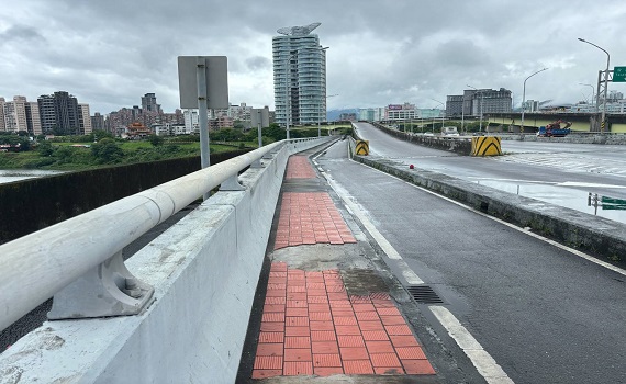 秀朗大橋人行道鋪面更新  5月10日至6月23日機車及行人請改道