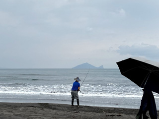 遠眺龜嶼盪鞦韆 小漁村另類浪漫 - https://www.watchmedia01.com
