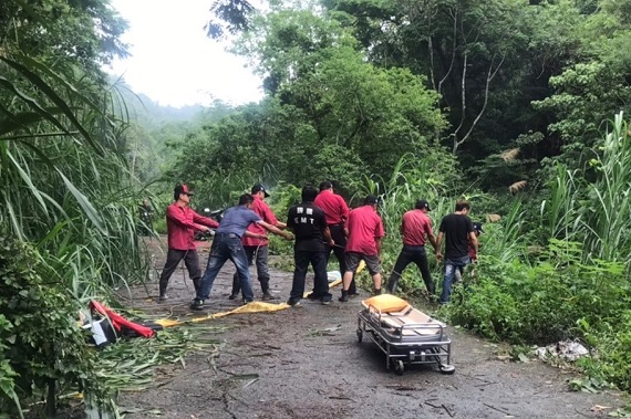 警消及救難人員合力以繩索將老翁大體抬上產業道路。（圖／記者蘇榮全攝，2020.05.24）