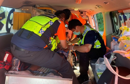 中年男子由北五消防分隊協助抬上救護車送醫治療後已無大礙。（圖／記者蘇榮泉攝，2020.06.01）