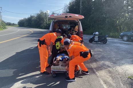 海巡人員立即將該男子載送至六輕聯外道路與救護車會合。（圖／記者蘇榮泉攝，2020.06.01）