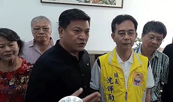 斗南鎮代會副主席黃景鴻（左3）發起的反對廢除鄉鎮選舉聲明簽名連署。（圖／記者簡勇鵬攝，2020.06.05）