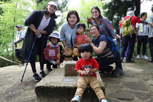 張麗善與遊客合影，邀你一起來爬山。（圖／記者蘇峰毅攝，2020.06.06）