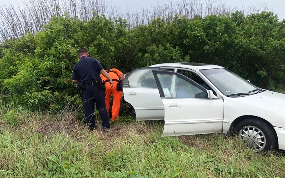 海巡人員終於在箔子寮南岸防風林內尋獲老翁駕駛車輛。（圖／記者蘇峰毅攝，2020.06.08）