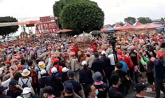 西螺福興宮太平媽神轎前往大橋頭迎接大甲媽祖鑾轎。（圖／記者簡勇鵬攝，2020.06.13）