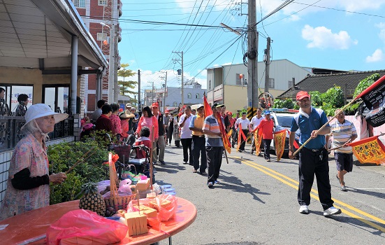 沿途大德村居民家家戶戶準備素果、三牲及鄉親手持清香敬拜。（圖／記者蘇峰毅攝，2020.06.17）
