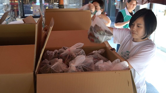 志工特地帶來越南同鄉姊妹們親手包的粽子，送愛給北港區的姊妹們分享。（圖／記者蘇峰毅攝，2020.06.17）