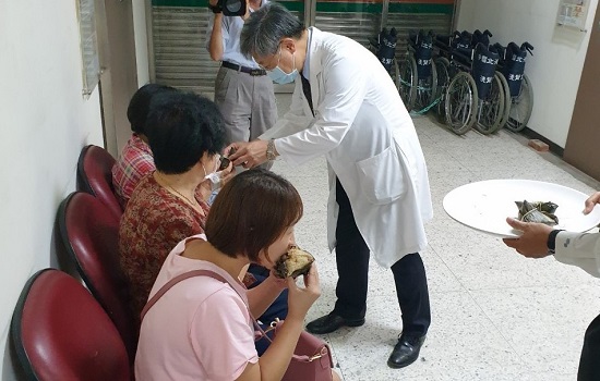 院長吳錫金一一致贈健康粽給民眾享用。（圖／記者蘇榮全攝，2020.06.18）