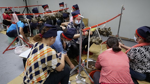 婆媽們不遠自鎮郊村落至現場展現好手藝。（圖／記者蘇峰毅攝，2020.06.19）