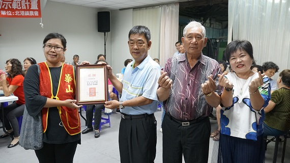 愛心天使站站長鄒佳容致贈感謝狀給農會理事長蔡清波等人。（圖／記者蘇峰毅攝，2020.06.19）