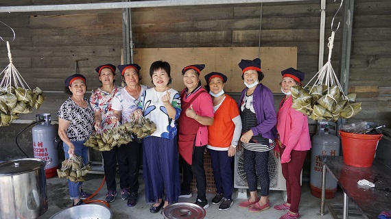 總幹事林翠香農業志工婆媽們協助烹煮燒肉粽。（圖／記者蘇峰毅攝，2020.06.19）