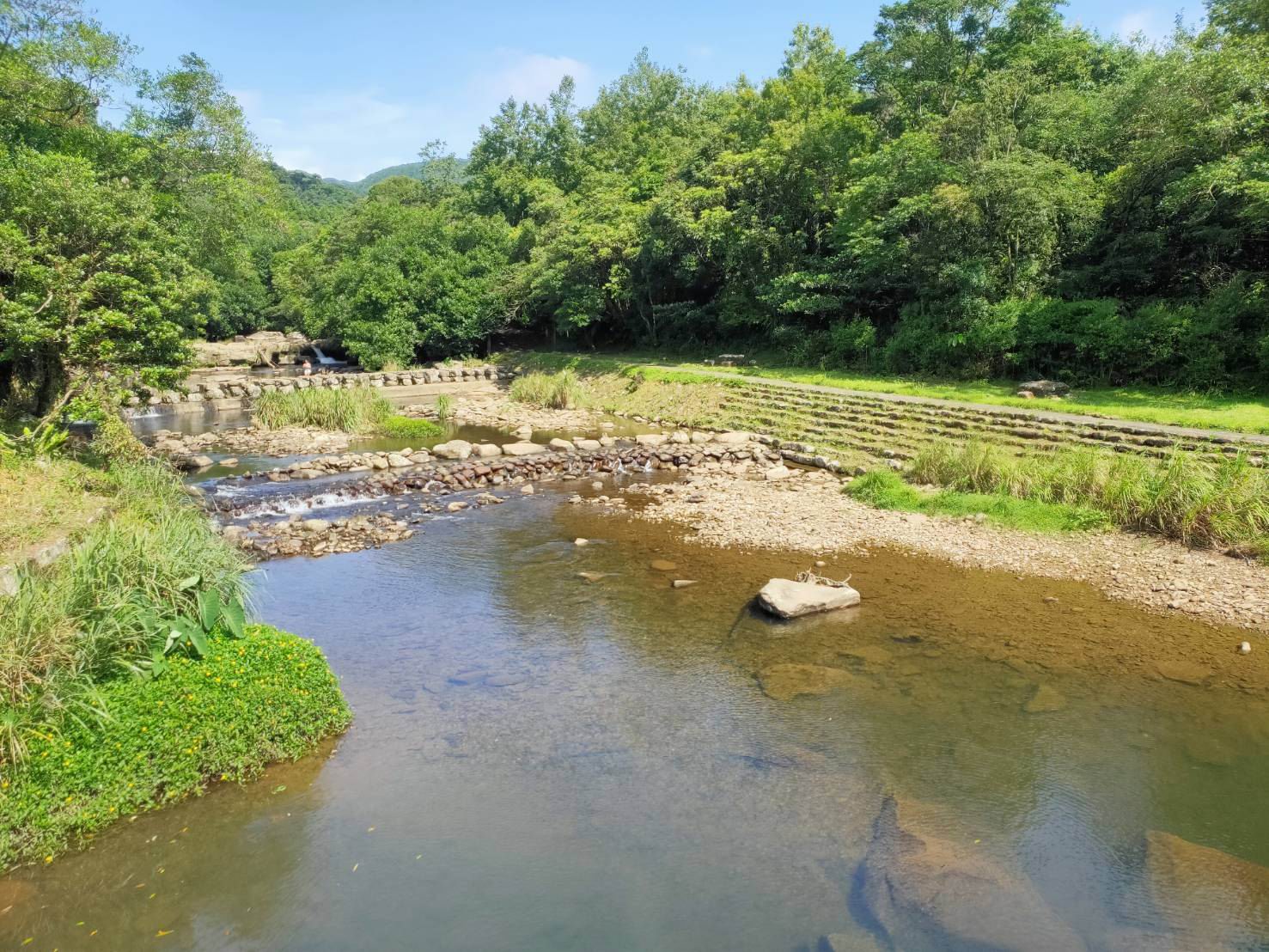 碧山藍海和諧相鄰 青苔石階曲徑通幽 - https://www.watchmedia01.com