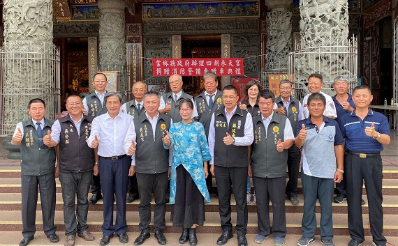 全體參與四湖參天宮捐贈消防警備車典禮委員與貴賓合影。（圖／記者蘇峰毅攝，2020.06.26）