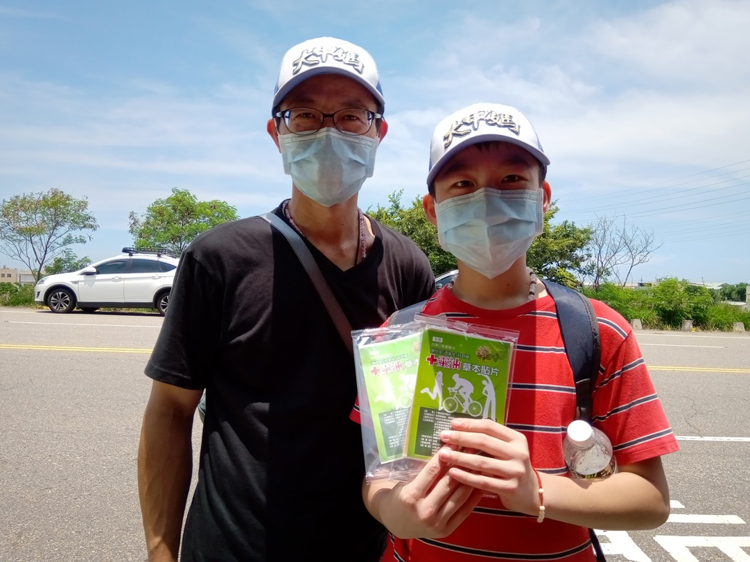 觀傳媒 雲嘉南新聞 台灣三帆製藥連年贊助貼布為遶境信眾舒緩痠痛