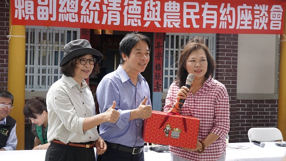 青農贈送自家栽種的香瓜感謝副總統賴清德關心農民。（圖／記者蘇峰毅攝，2020.07.07）