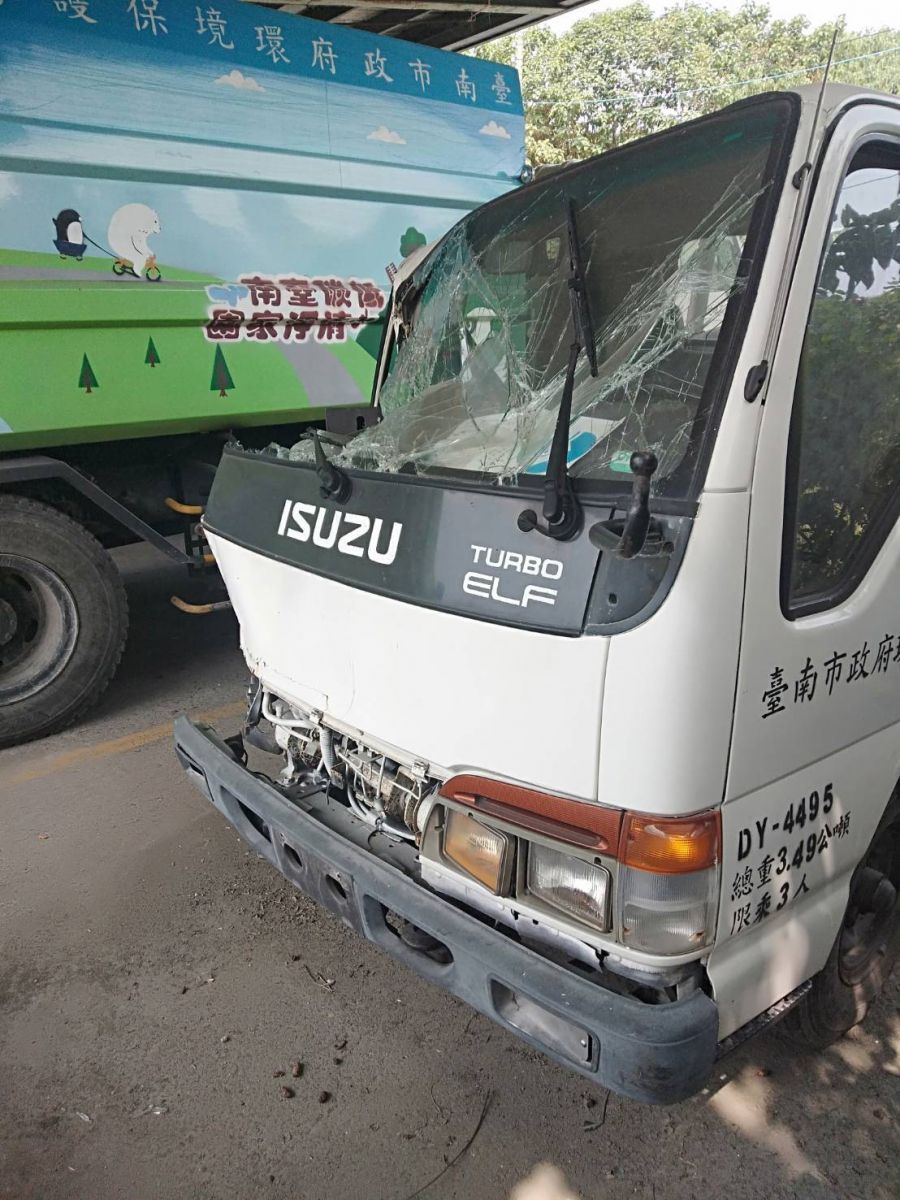 台南清潔隊班長撞毀公務車　區隊長竟隻手遮天「蓋」下來 - https://www.watchmedia01.com