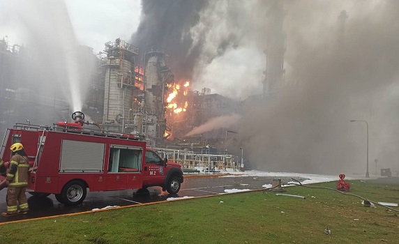 影／麥寮台塑六輕廠爆炸起火　鄉長蔡長昆呼籲民眾要戴口罩 - https://www.watchmedia01.com