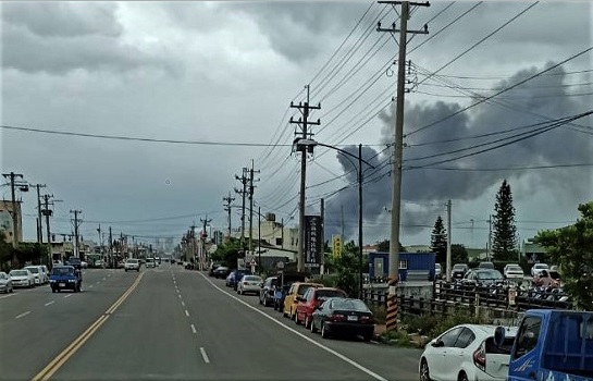 影／麥寮台塑六輕廠爆炸起火　鄉長蔡長昆呼籲民眾要戴口罩 - https://www.watchmedia01.com