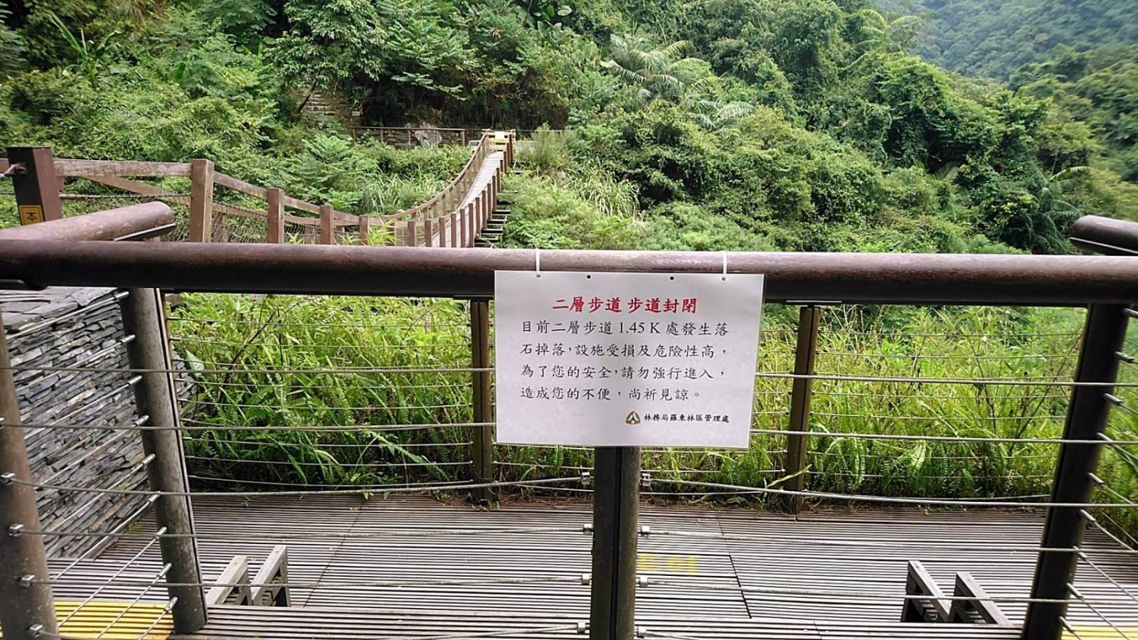 旅遊驚魂! 走步道突遇巨石飛來女子幸運躲過一劫 - https://www.watchmedia01.com