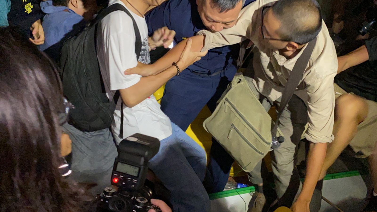 南鐵拒遷戶黃家強拆前夕　「擋拆」民眾與警衝突 - https://www.watchmedia01.com