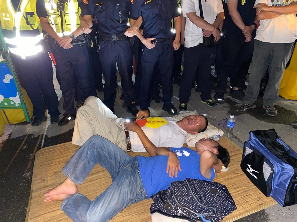 南鐵拒遷戶黃家強拆前夕　「擋拆」民眾與警衝突 - https://www.watchmedia01.com
