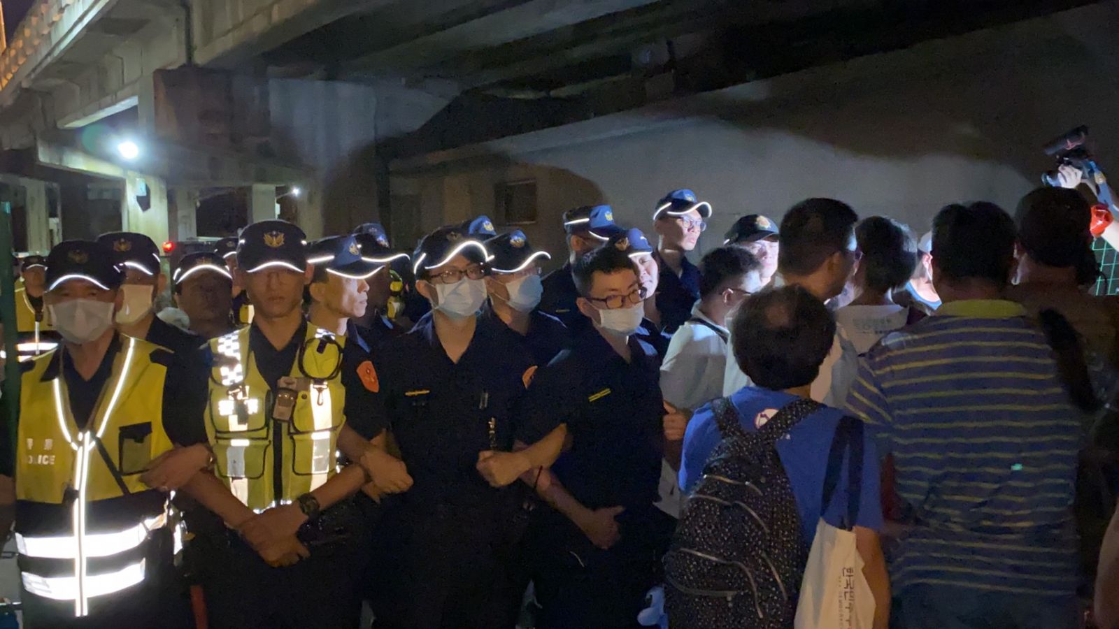 南鐵拒遷戶黃家強拆前夕　「擋拆」民眾與警衝突 - https://www.watchmedia01.com