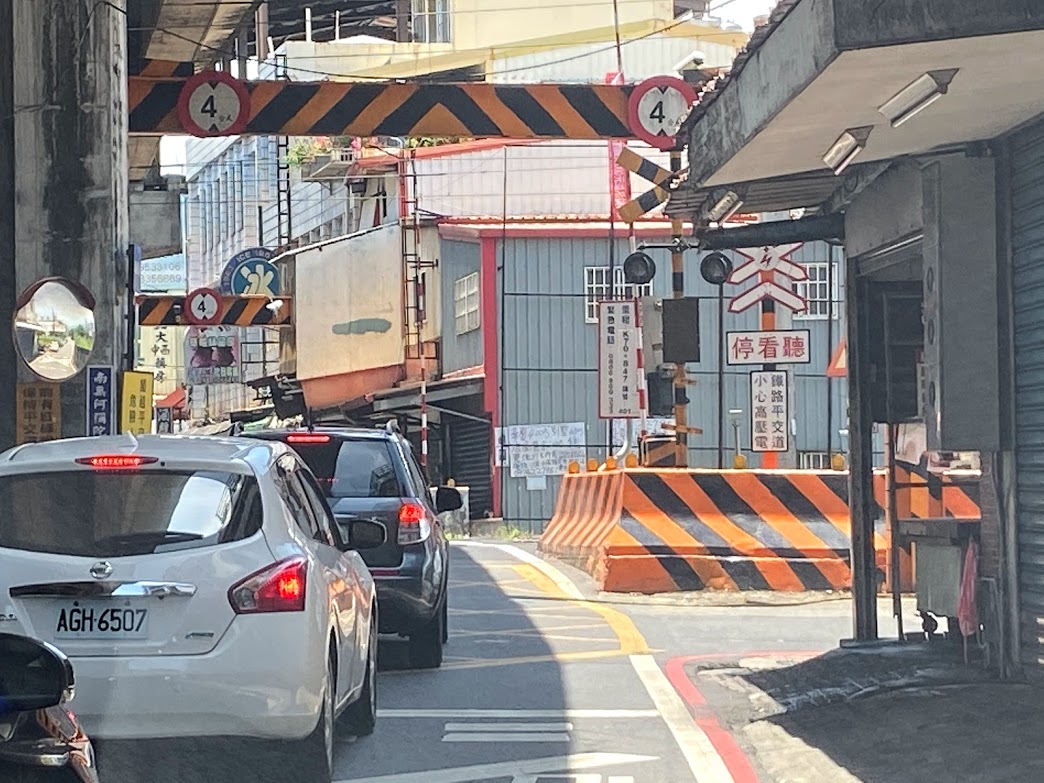 平交道黃網線違停罰很大 鐵警佛心做這些事 - https://www.watchmedia01.com