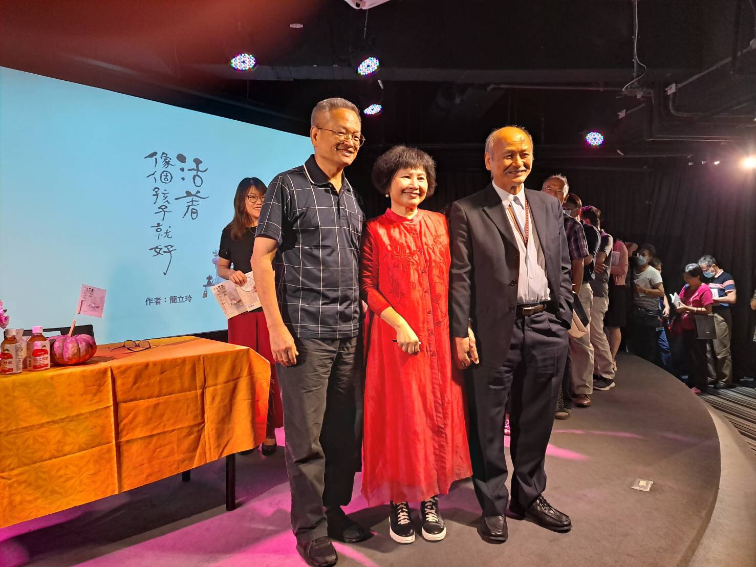 資深媒體人簡立玲新書發表簽名會 展現好人緣高人氣 - https://www.watchmedia01.com