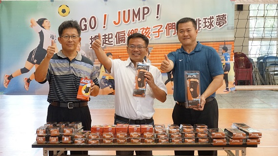 影／排球為學童撐起一片天　企業捐贈護具背包支持 - https://www.watchmedia01.com