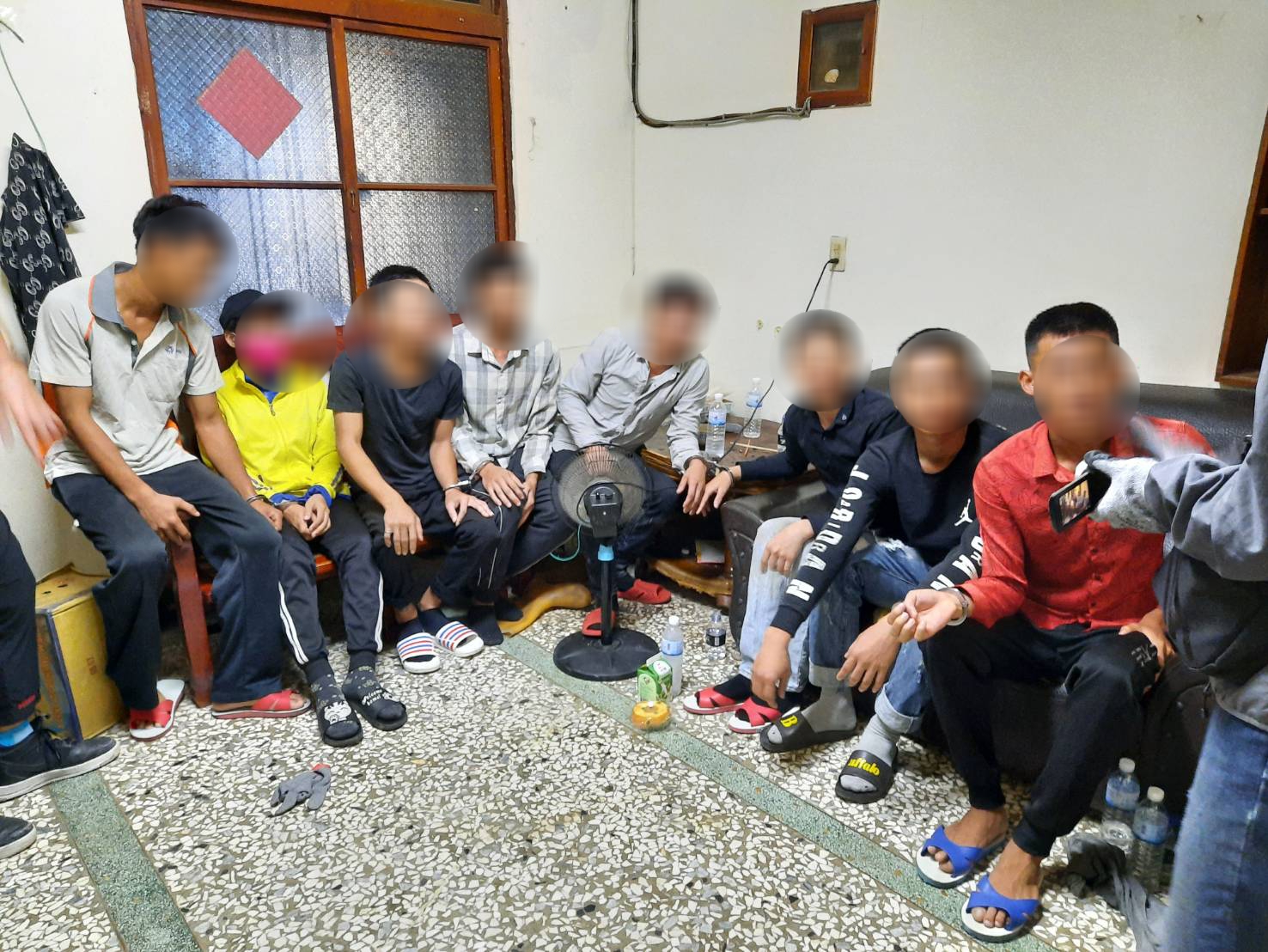 專勤隊突襲　一舉查獲25名非法外來人口 - https://www.watchmedia01.com