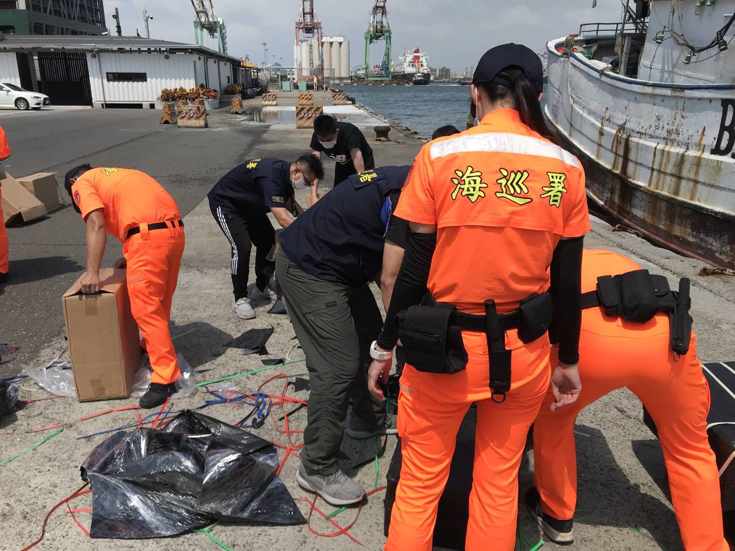父親節漁船走私　巡、警聯手破獲千萬私菸 - https://www.watchmedia01.com