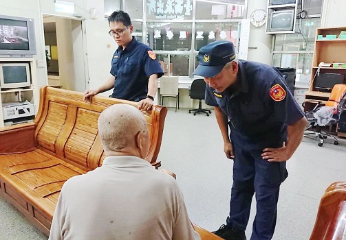 洗腎老翁回老家迷失街頭　眼尖巡邏警安慰關懷 - https://www.watchmedia01.com