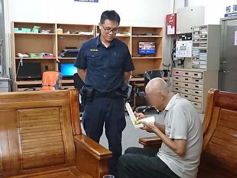 洗腎老翁回老家迷失街頭　眼尖巡邏警安慰關懷 - https://www.watchmedia01.com