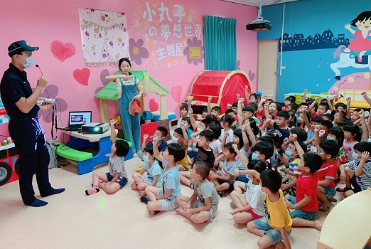 路口如虎口教幼童安全行　北港警叮嚀「慢、看、停」 - https://www.watchmedia01.com