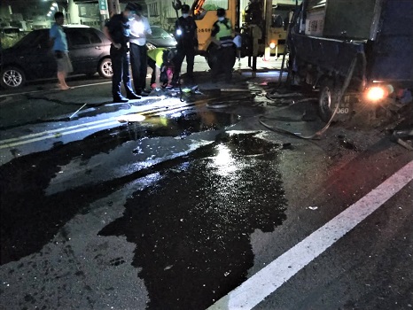 野馬撞翻小貨機油外洩　警察搬沙覆蓋油漬防滑 - https://www.watchmedia01.com