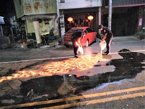 野馬撞翻小貨機油外洩　警察搬沙覆蓋油漬防滑 - https://www.watchmedia01.com