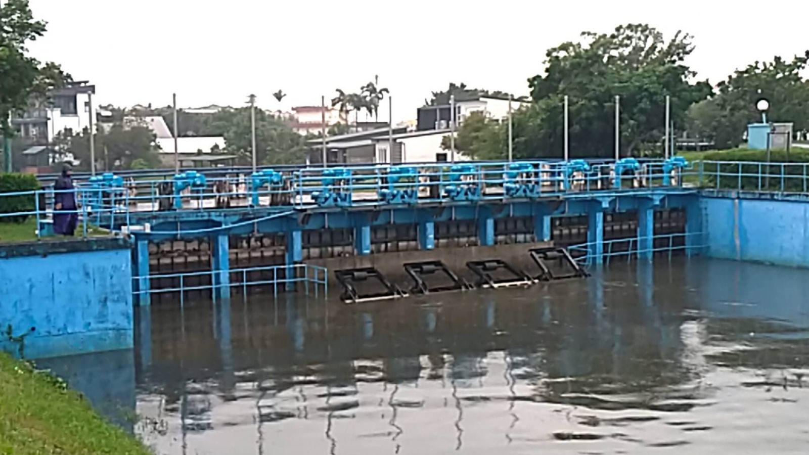 五十二甲溼地道路淹水　宜縣府開啟兩閘門排水 - https://www.watchmedia01.com