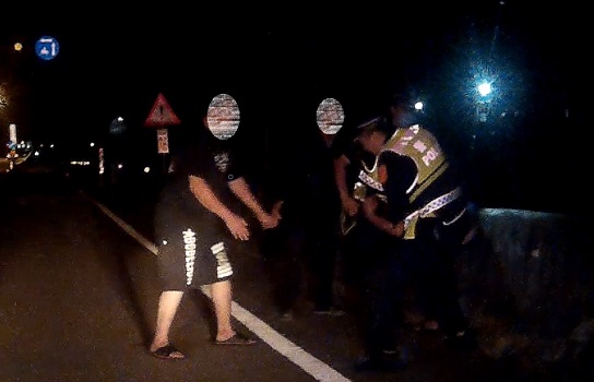 女子欲自殘又要跳水溝　勇警一把拉住即時救援 - https://www.watchmedia01.com