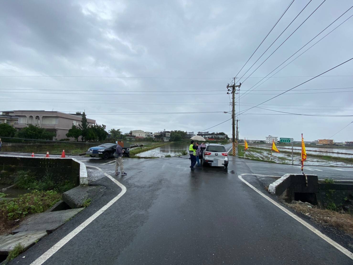 鄉間小路兩車路口相撞 電桿遭殃斷兩截 - https://www.watchmedia01.com