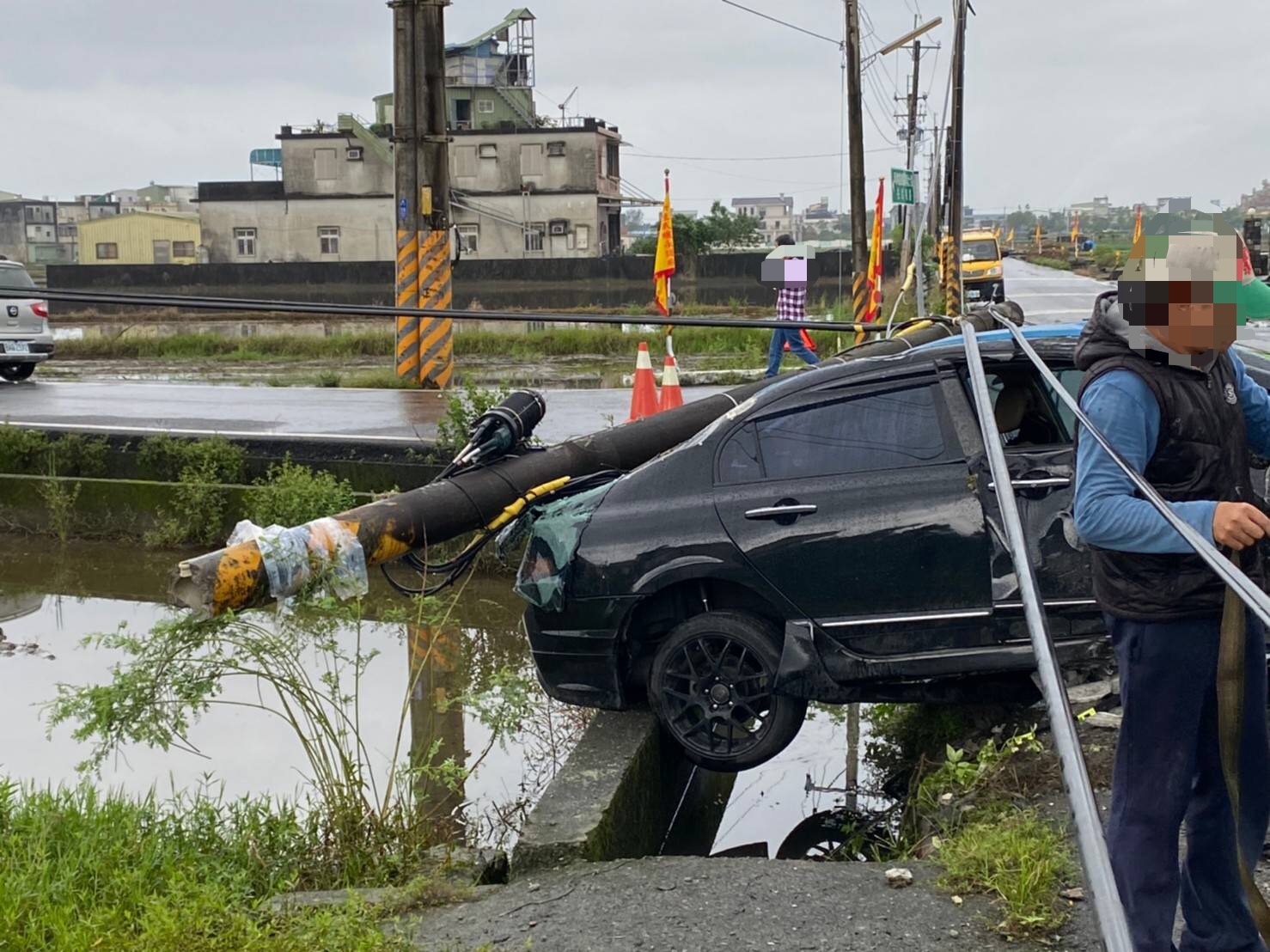 鄉間小路兩車路口相撞 電桿遭殃斷兩截 - https://www.watchmedia01.com