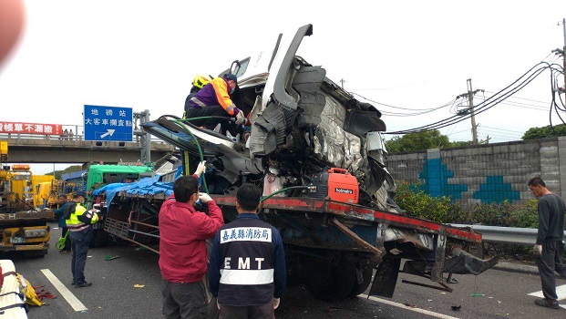 國道1號大型車連環撞　司機受困送醫無大礙 - https://www.watchmedia01.com