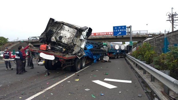 國道1號大型車連環撞　司機受困送醫無大礙 - https://www.watchmedia01.com