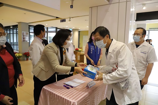雲縣府致贈健保IC卡讀卡機　感恩參與口罩實名制販售藥局 - https://www.watchmedia01.com