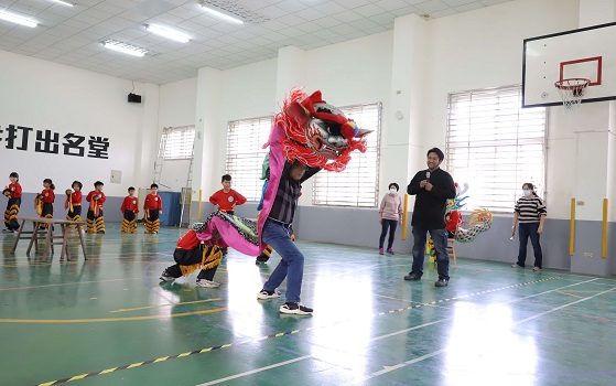 飛沙國小獲教育部全國舞獅八冠王 張麗善到校祝賀嘉勉 - https://www.watchmedia01.com