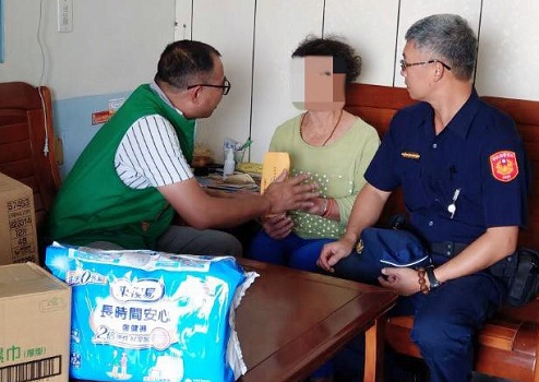 口湖警獲知苦命母顧三癱兒　轉介張榮發基金會扶助 - https://www.watchmedia01.com
