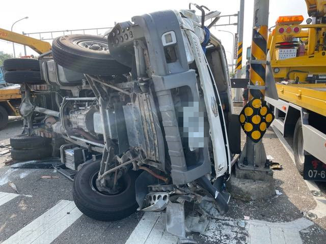 砂石車疑闖紅燈肇事　貨車駕駛一度受困 - https://www.watchmedia01.com
