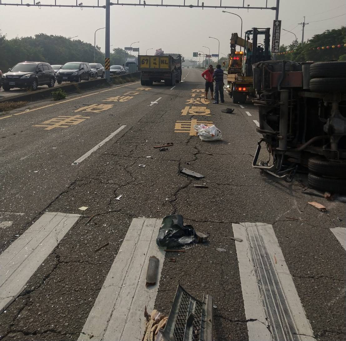 砂石車疑闖紅燈肇事　貨車駕駛一度受困 - https://www.watchmedia01.com