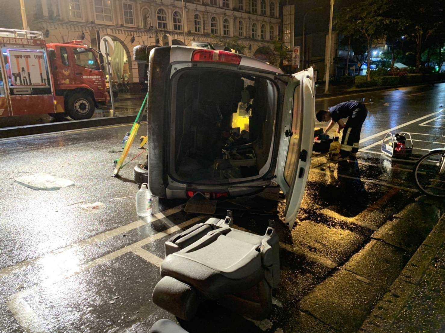 酒駕惹禍！宜蘭市東港夜市前休旅車自撞燈桿翻車一對男女困車內 - https://www.watchmedia01.com